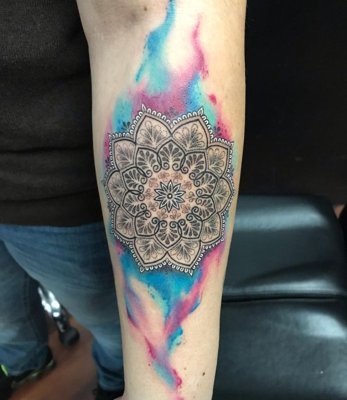  Tatouage mandala avec effet taches de couleurs bleues et roses